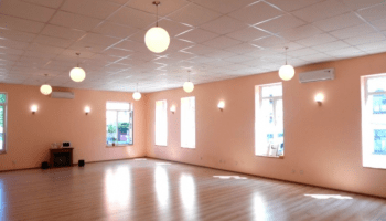 Аренда зала для медитаций в Украине почасово • 2022 • RoomRoom 12